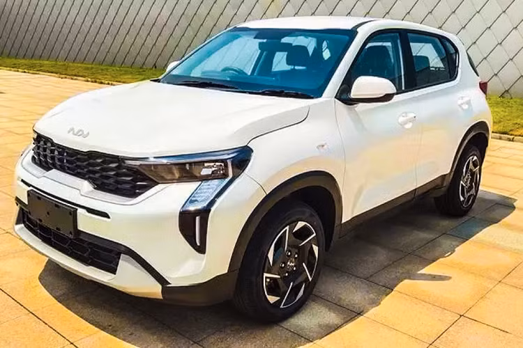 Chẳng còn bao lâu nữa, phiên bản nâng cấp giữa vòng đời của dòng xe Kia Sonet sẽ chính thức trình làng ở thị trường Ấn Độ, cụ thể là vào ngày 14/12/2023 tới đây. Trước thời điểm đó, hình ảnh và một số trang bị của Kia Sonet 2024 mới đã bị rò rỉ qua catalogue sản phẩm.