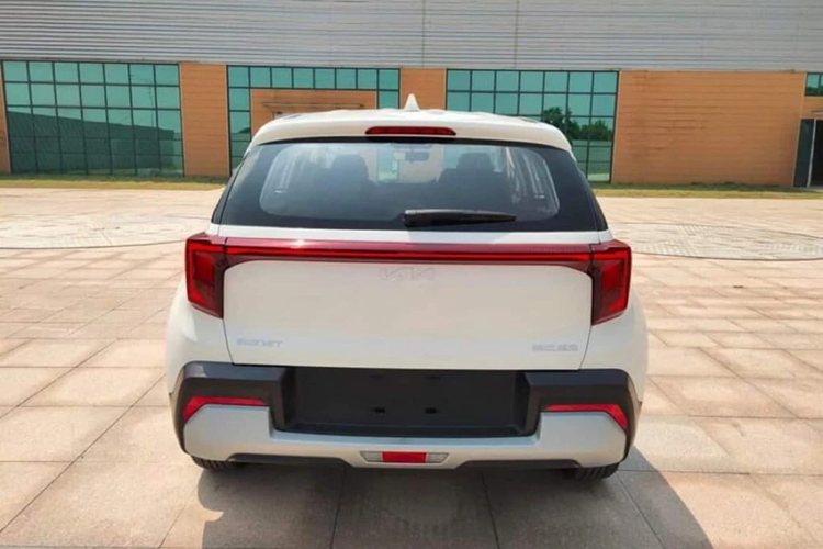 Bản cao cấp có thêm màu đỏ phối nóc đen và trắng phối nóc đen. Bản X-Line cao cấp nhất sẽ sở hữu màu sơn dành riêng là xám nhám Xclusive Matte Graphite. Tại thị trường Ấn Độ, xe sẽ có tổng cộng 7 phiên bản, bao gồm HTE, HTK, HTK+, HTX, HTX+, GTX+ và X-Line. Hiện giá xe Kia Sonet 2024 của mẫu SUV hạng A này chưa được công bố.