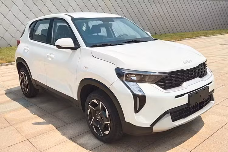 Như vậy, Kia Sonet 2024 đã đưa bản máy dầu số sàn quay trở lại thị trường Ấn Độ. Các phiên bản số tự động của xe sẽ có hệ thống kiểm soát lực bám với 3 chế độ là Sand, Mud và Wet. Đây là mẫu SUV hạng A đầu tiên tại Ấn Độ có trang bị này.