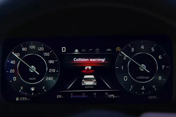 Với những tính năng này, xe đáp ứng tiêu chuẩn lái bán tự động cấp độ 1, tương tự người anh em cùng tập đoàn Hyundai Venue. Chưa hết, Kia Sonet 2024 tại Ấn Độ còn được bổ sung camera 360 độ, cảm biến hỗ trợ đỗ xe phía trước và phanh đĩa phía sau. Trước đó, mẫu xe này chỉ dùng phanh đĩa trước và phanh tang trống sau.