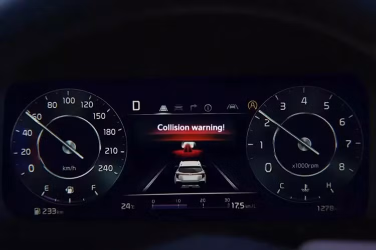 Với những tính năng này, xe đáp ứng tiêu chuẩn lái bán tự động cấp độ 1, tương tự người anh em cùng tập đoàn Hyundai Venue. Chưa hết, Kia Sonet 2024 tại Ấn Độ còn được bổ sung camera 360 độ, cảm biến hỗ trợ đỗ xe phía trước và phanh đĩa phía sau. Trước đó, mẫu xe này chỉ dùng phanh đĩa trước và phanh tang trống sau.