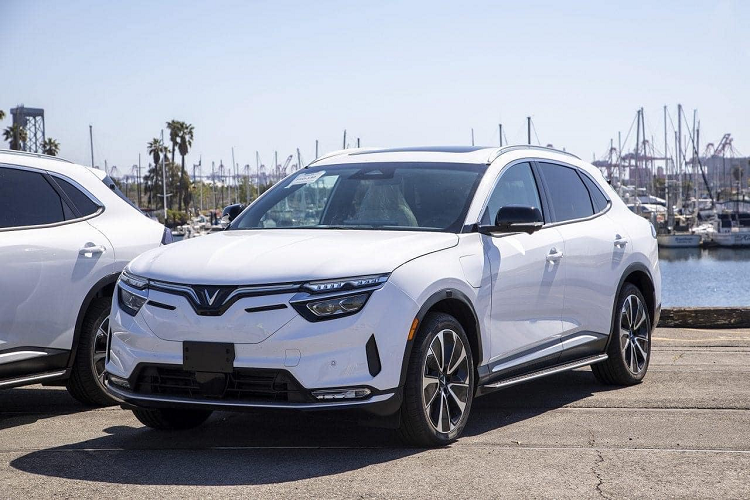 Ngoài ra, khách hàng còn được hưởng nhiều chính sách hậu mãi khác như dịch vụ cứu hộ pin 24/7 (Mobile Charging), sửa chữa lưu động (Mobile Service)… để an tâm trong quá trình sử dụng. Hiện tại, ngoài VF8 và VFe34, VinFast còn nhận đặt hàng 2 mẫu xe ôtô điện khác là VF9 và VF5 Plus