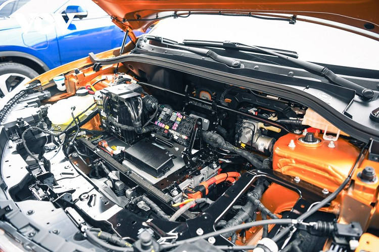 Việc VinFast VF8 – một mẫu xe điện mới chỉ ra mắt được 4 tháng lọt top doanh số tháng là một thành tích ấn tượng. Trong danh sách 10 mẫu xe bán chạy nhất, VF8 là mẫu xe duy nhất có giá trên 1 tỷ đồng. Hai mẫu xe xếp trên có giá bán dao động chỉ từ 426 đến 638 triệu đồng.