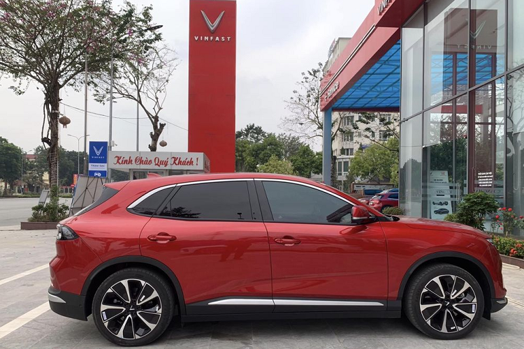 Theo ý kiến các chuyên gia, việc VinFast VF8 nhanh chóng đạt được thành công doanh số đến từ nhiều yếu tố, trong đó 3 lý do quan trọng nhất đó là: Sản phẩm ưu việt, giá thành hợp lý và dịch vụ hậu mãi vượt trội. Đối với một mẫu xe có giá khoảng 1 tỷ đồng, các trang bị của VF8 được đánh giá là vượt trội so với các đối thủ.