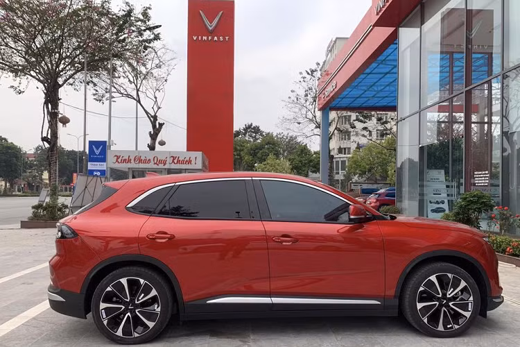 Theo ý kiến các chuyên gia, việc VinFast VF8 nhanh chóng đạt được thành công doanh số đến từ nhiều yếu tố, trong đó 3 lý do quan trọng nhất đó là: Sản phẩm ưu việt, giá thành hợp lý và dịch vụ hậu mãi vượt trội. Đối với một mẫu xe có giá khoảng 1 tỷ đồng, các trang bị của VF8 được đánh giá là vượt trội so với các đối thủ.