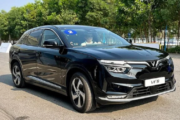 Dịch vụ thuê pin cũng là một trong những điều hấp dẫn khách hàng Việt của VinFast. Theo đó, khách mua VF 8 không kèm pin cọc xe trước 01/09/2022 có thể lựa chọn một trong 2 hình thức thuê pin theo gói Linh hoạt (990.000 đồng/tháng đối với 500km đầu, cộng thêm 1.980 đồng với mỗi km phụ trội) hoặc gói Cố định 2.189.000 đồng/tháng, không giới hạn số km.