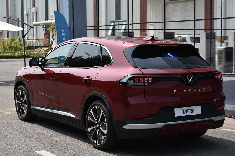 Đầu tiên, V 8 còn là một mẫu xe đầy sức mạnh với công suất tối đa 400 mã lực và mô-men xoắn cực đại 620 Nm, thời gian tăng tốc từ 0 - 100 km/h chỉ 5,5 giây (bản Plus). Trong khi đó, các đối thủ của mẫu xe này tại thị trường Việt Nam chỉ được trang bị động cơ khoảng 200 – 250 mã lực.