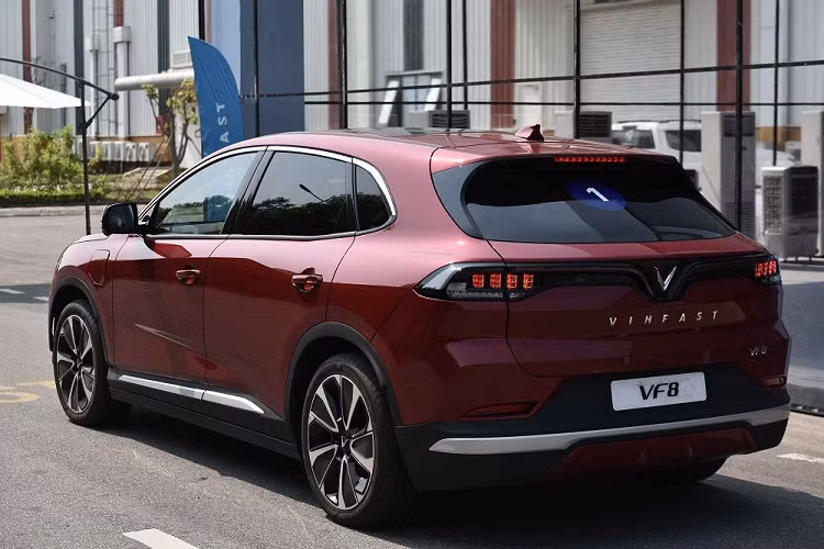 Đầu tiên, V 8 còn là một mẫu xe đầy sức mạnh với công suất tối đa 400 mã lực và mô-men xoắn cực đại 620 Nm, thời gian tăng tốc từ 0 - 100 km/h chỉ 5,5 giây (bản Plus). Trong khi đó, các đối thủ của mẫu xe này tại thị trường Việt Nam chỉ được trang bị động cơ khoảng 200 – 250 mã lực.