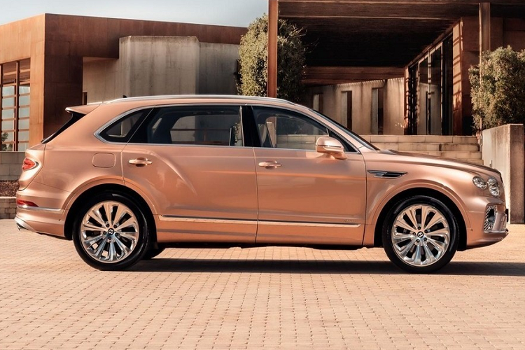 SUV siêu sang Bentley Bentayga EWB 2023 mới sẽ chính thức được ra mắt tại thị trường Việt Nam sau nhiều tháng có thông tin xe đã về nước. Đây là 1 tin vui với những người yêu xe trong nước, vì các đại gia Việt đã tiếp tục bổ sung thêm 1 phiên bản xe Bentley Bentayga nữa vào bộ sưu tập.