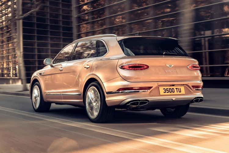 Bentley Bentayga EWB 2023 sắp chính thức ra mắt giới truyền thông sẽ là 1 phiên bản trục cơ sở dài với việc chiều dài trục cơ sở đã tăng thêm 180 mm, nhờ đó mà, không gian hàng ghế sau rộng rãi hơn, giúp hãng xe Anh quốc có thể bỏ vô nhiều đồ chơi xa xỉ, và chắc chắn sẽ là chỗ để chân rộng hơn cho hành khách ở phía sau.