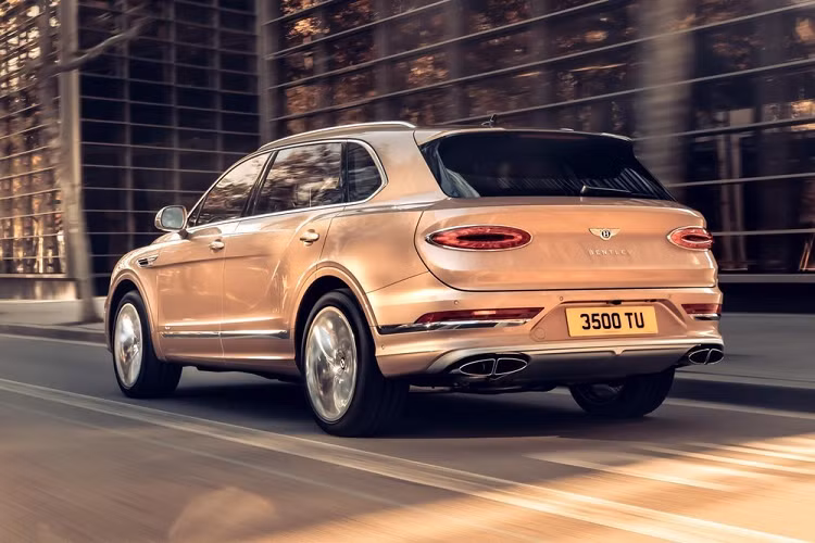 Bentley Bentayga EWB 2023 sắp chính thức ra mắt giới truyền thông sẽ là 1 phiên bản trục cơ sở dài với việc chiều dài trục cơ sở đã tăng thêm 180 mm, nhờ đó mà, không gian hàng ghế sau rộng rãi hơn, giúp hãng xe Anh quốc có thể bỏ vô nhiều đồ chơi xa xỉ, và chắc chắn sẽ là chỗ để chân rộng hơn cho hành khách ở phía sau.