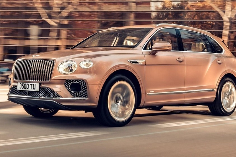 Trước đó, đại lý chính hãng cũng đã mở chương trình đặt cọc mua xe Bentley Bentayga EWB 2023 cho giới nhà giàu Việt với mức giá từ 18,5 tỷ đồng, khá mềm so với đối thủ của nó là Rolls-Royce Cullinan có giá chính hãng trên 30 tỷ đồng, chưa bao gồm các tùy chọn thêm.