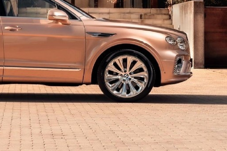 Đáng tiếc là "trái tim" của Bentley Bentayga EWB 2023 vẫn là động cơ xăng V8, tăng áp, dung tích 4.0L, sản sinh công suất tối đa 542 mã lực và mô-men xoắn cực đại 770 Nm như bản tiêu chuẩn.