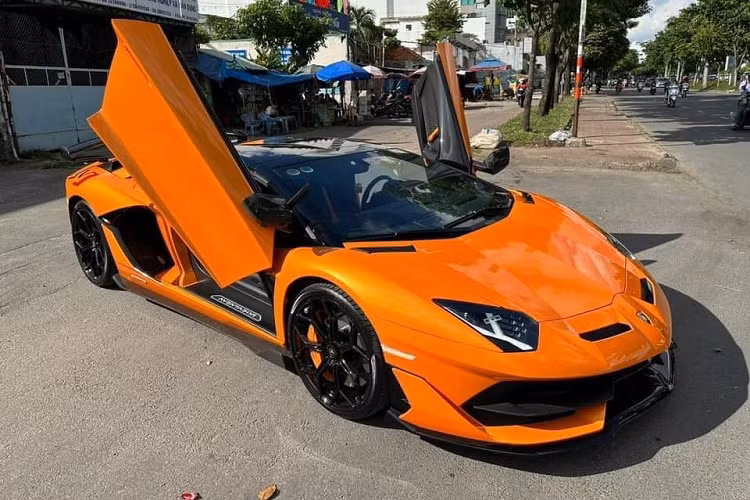  Lamborghini Aventador SVJ Roadster mui trần là 1 trong những chiếc siêu xe đẹp, cá tính và đắt đỏ nhất của thương hiệu "siêu bò", thậm chí, có không ít khách hàng phàn nàn rằng với số lượng 800 siêu xe mui trần Lamborghini Aventador SVJ LP770-4 Roadster được sản xuất trên toàn cầu là quá ít, hy vọng hãng xe Ý có thể nâng số lượng nhiều hơn, nhưng có vẻ như hãng đã không đáp ứng yêu cầu này.