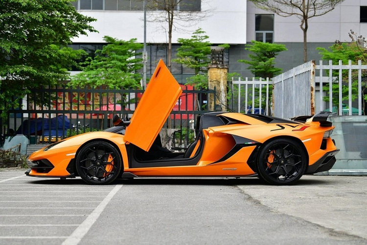 Vì là biển số NG nên giá xe Lamborghini Aventador SVJ LP770-4 Roadster có thể chỉ bằng phân nửa giá xe mới, hoặc thậm chí chỉ là 1/3, tùy thuộc vào thỏa thuận của người bán và mua. Trải nghiệm Aventador SVJ LP770-4 Roadster chưa đầy 1 năm, kể từ ngày nhận bàn giao xe, mới đây vị đại gia trong Sài thành đã bán lại siêu bò Lamborghini Aventador SVJ mui trần cho 1 showroom bán xe cũ ở Hà Nội.
