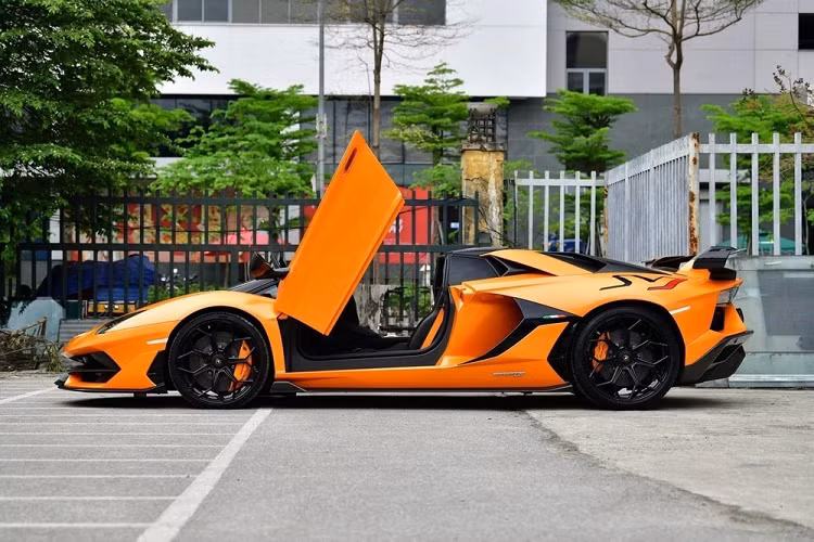 Vì là biển số NG nên giá xe Lamborghini Aventador SVJ LP770-4 Roadster có thể chỉ bằng phân nửa giá xe mới, hoặc thậm chí chỉ là 1/3, tùy thuộc vào thỏa thuận của người bán và mua. Trải nghiệm Aventador SVJ LP770-4 Roadster chưa đầy 1 năm, kể từ ngày nhận bàn giao xe, mới đây vị đại gia trong Sài thành đã bán lại siêu bò Lamborghini Aventador SVJ mui trần cho 1 showroom bán xe cũ ở Hà Nội.