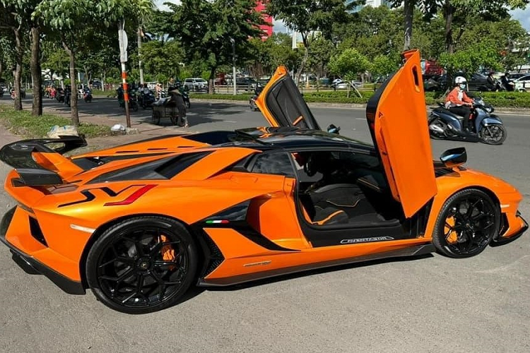 Chiếc Lamborghini Aventador SVJ LP770-4 Roadster trong bài viết này được 1 công ty nhập khẩu tư nhân ở Hà Nội mang về nước vào cuối năm 2021, xe mang ngoại thất màu cam rất nổi bật và thuộc sở hữu của 1 khách hàng sinh sống ở Sài thành, sau hơn nửa năm về nước, chiếc xe Lamborghini Aventador SVJ LP770-4 Roadster mới được hoàn thành các thủ tục đăng ký biển số, xe mang biển NG (Ngoại giao). 