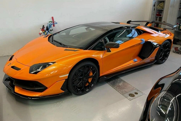 Chiếc siêu xe mui trần Lamborghini Aventador SVJ Roadster có thể tăng tốc từ vị trí đứng yên lên 100 km/h chỉ trong thời gian 2,9 giây, chậm hơn 0,1 giây so với bản Coupe và 0-200 km/h trong 8,8 giây. Vận tốc tối đa của siêu xe Lamborghini Aventador SVJ mui trần sẽ là 350 km/h.