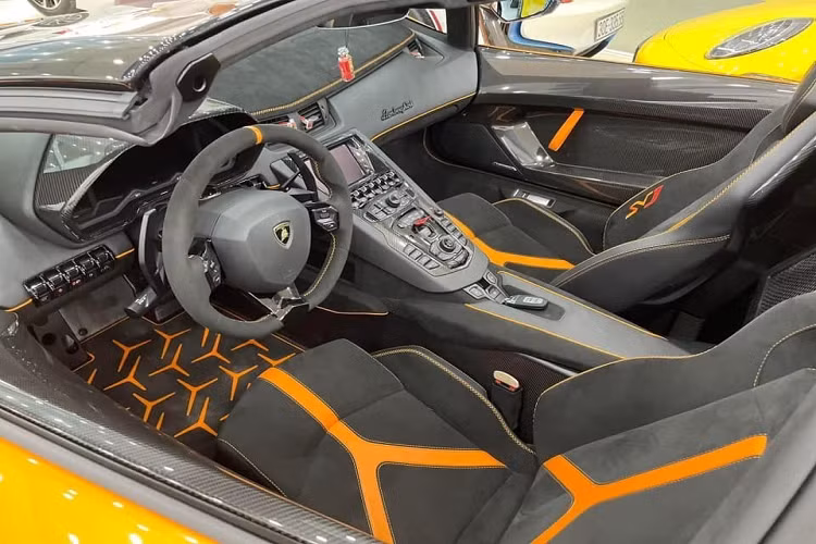 Sau 10 ngày vào Sài thành, sửa soạn đẹp đẽ, chiếc siêu xe Lamborghini Aventador SVJ LP770-4 Roadster đã được chào bán công khai, theo đó, mức giá mà đơn vị vừa mua lại chiếc Lamborghini Aventador SVJ mui trần này chỉ còn 24 tỷ đồng, tức đã hạ 6 tỷ đồng so với showroom ở Hà Nội chào bán vào năm ngoái, cần nhớ rằng, 24 tỷ đồng đã bao gồm tiền lời của người bán.