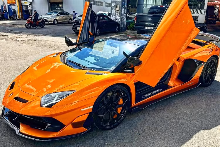 Chính vì độ hiếm có và săn lùng của các tay chơi xe trên thế giới, việc có đến hai chiếc siêu xe Lamborghini Aventador SVJ LP770-4 Roadster được nhập khẩu không chính hãng về dải đất hình chữ S đã thu hút sự chú ý của giới mê xe. Hiện tại, chỉ có 1 chiếc Lamborghini Aventador SVJ LP770-4 Roadster mang ngoại thất màu cam bóng là hay xuất hiện trên đường phố, trong khi xe còn lại, là chiếc đầu tiên về nước, lại rất kín tiếng.