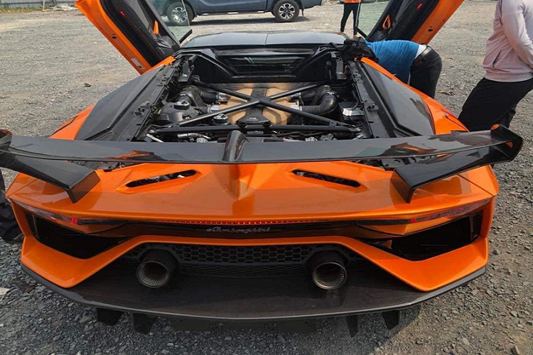 Lamborghini Aventador SVJ mui trần đang được chào bán chỉ từ 24 tỷ đồng được trang bị khối động cơ V12, dung tích 6,5 lít, sản sinh ra công suất tối đa 759 mã lực và mô-men xoắn cực đại 720 Nm. Động cơ kết hợp cùng hộp số ISR bảy tốc độ và hệ thống dẫn động bốn bánh.