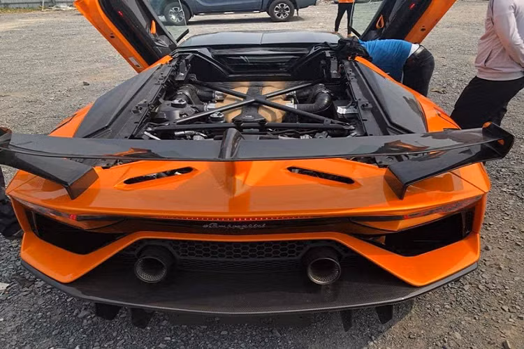 Lamborghini Aventador SVJ mui trần đang được chào bán chỉ từ 24 tỷ đồng được trang bị khối động cơ V12, dung tích 6,5 lít, sản sinh ra công suất tối đa 759 mã lực và mô-men xoắn cực đại 720 Nm. Động cơ kết hợp cùng hộp số ISR bảy tốc độ và hệ thống dẫn động bốn bánh.