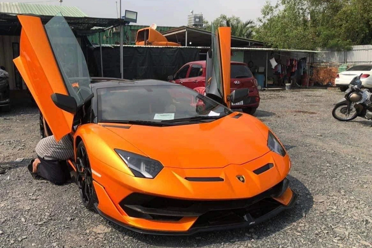 Việc 1 chiếc siêu xe mui trần Lamborghini Aventador SVJ LP770-4 Roadster bị trượt giá đến 6 tỷ đồng không có gì là quá bất ngờ, đầu tiên, có thể giá bán xe của showroom Hà Nội chỉ chào cho vui, không đúng giá trị thực của xe trên thị trường, thứ 2, ở thời điểm kinh tế khó khăn, sẽ rất ít đại gia dám mua Lamborghini Aventador SVJ LP770-4 Roadster với giá 30 tỷ đồng lại còn biển NG, rất nhạy cảm. 