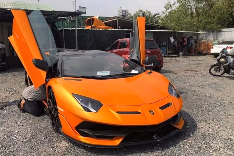 Việc 1 chiếc siêu xe mui trần Lamborghini Aventador SVJ LP770-4 Roadster bị trượt giá đến 6 tỷ đồng không có gì là quá bất ngờ, đầu tiên, có thể giá bán xe của showroom Hà Nội chỉ chào cho vui, không đúng giá trị thực của xe trên thị trường, thứ 2, ở thời điểm kinh tế khó khăn, sẽ rất ít đại gia dám mua Lamborghini Aventador SVJ LP770-4 Roadster với giá 30 tỷ đồng lại còn biển NG, rất nhạy cảm. 