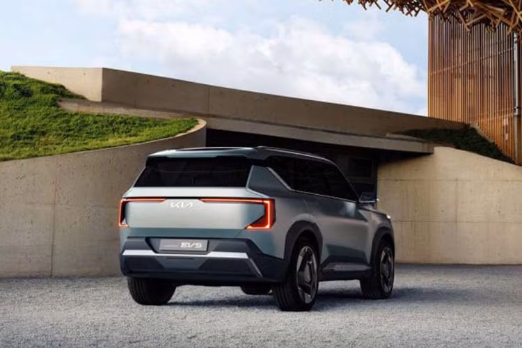 Dù đã dán decal ngụy trang khi cho xe chạy thử trên đường phố; nhưng từ những hình ảnh rò rỉ, SUV điện Kia EV5 2024 đã được phác hoạ lại chi tiết với một dáng vẻ thực sự thuyết phục. Cụ thể, Kia EV5 sở hữu những đường nét cơ bắp rắn rỏi, dáng hình vuông vức bệ vệ lấy cảm hứng từ thiên nhiên hùng vĩ - tương tự như đàn anh Kia EV9.