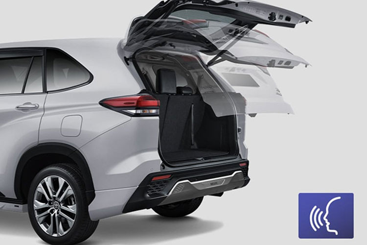 Phần đầu xe được trang bị lưới tản nhiệt hình lục giác, đi kèm mắt lưới hình tổ ong có viền mạ crôm, nối liền với cụm đèn pha nằm ngang ở hai bên được thiết kế khá góc cạnh. Nằm dưới lưới tản nhiệt là khe gió hẹp với hốc hình tứ giác khá lớn ở hai bên, trang trí bằng nẹp màu bạc. Tiếp theo đó là cản trước mới với hốc gió trung tâm hình chữ nhật và 2 đèn sương mù nhỏ nằm hai bên hốc gió trung tâm.