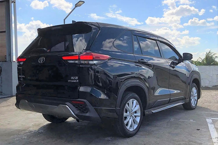 Hai phiên bản còn của Toyota Innova 2024 mới lại sử dụng động cơ xăng Dynamic Force 4 xi-lanh, dung tích 2.0L, sản sinh công suất tối đa 174 mã lực tại tua máy 6.600 vòng/phút và mô-men xoắn cực đại 205 Nm tại dải tua máy 4.500 - 9.000 vòng/phút.