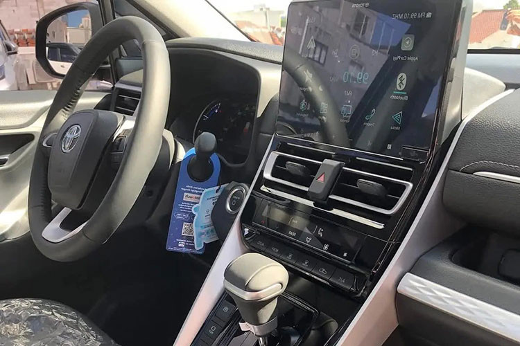 Ở phía sau là màn hình đồng hồ lái kích thước 7 inch. Ở khu vực mặt táp lô, Innova thế hệ mới có màn hình giải trí kích thước 10,1 inch đặt nổi với thiết kế nằm ngang hỗ trợ Apple CarPlay/Android Auto không dây và hệ thống âm thanh 6 loa. Bên cạnh đó, xe còn được trang bị hệ thống phanh tay điện tử &amp; giữ phanh tự động.