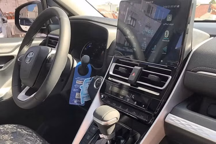 Ở phía sau là màn hình đồng hồ lái kích thước 7 inch. Ở khu vực mặt táp lô, Innova thế hệ mới có màn hình giải trí kích thước 10,1 inch đặt nổi với thiết kế nằm ngang hỗ trợ Apple CarPlay/Android Auto không dây và hệ thống âm thanh 6 loa. Bên cạnh đó, xe còn được trang bị hệ thống phanh tay điện tử &amp; giữ phanh tự động.