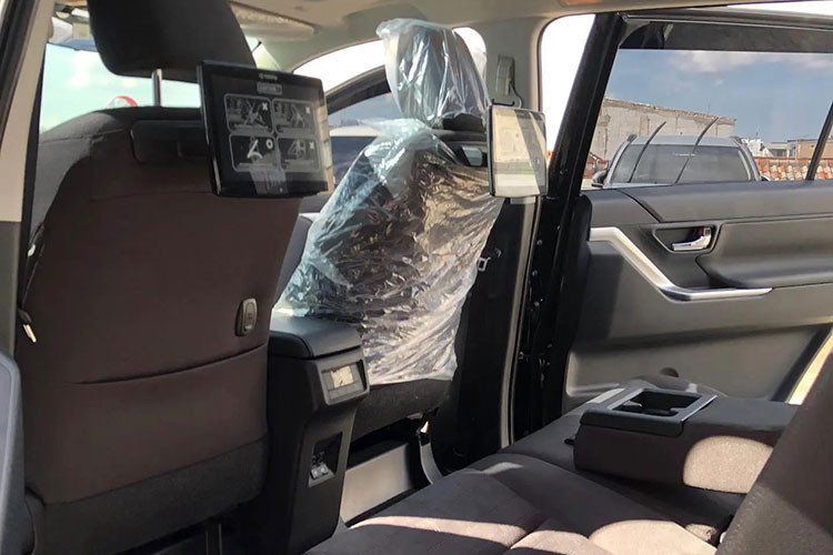 Các trang bị an toàn trên Toyota Innova 2024 gồm có 6 túi khí và gói Toyota Safety Sense 3.0. Gói này bao gồm những tính năng như phanh khẩn cấp tự động Pre-Collision System, hệ thống kiểm soát hành trình thích ứng, đèn pha tự động, cảnh báo lệch làn đường, hỗ trợ bám làn đường và hỗ trợ nhận biết biển báo giao thông.