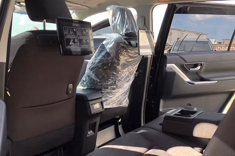 Các trang bị an toàn trên Toyota Innova 2024 gồm có 6 túi khí và gói Toyota Safety Sense 3.0. Gói này bao gồm những tính năng như phanh khẩn cấp tự động Pre-Collision System, hệ thống kiểm soát hành trình thích ứng, đèn pha tự động, cảnh báo lệch làn đường, hỗ trợ bám làn đường và hỗ trợ nhận biết biển báo giao thông.