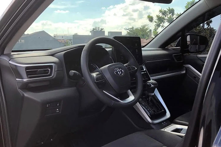 Không gian nội thất của Toyota Innova 2024 sở hữu thiết kế gọn gàng, trẻ trung và hiện đại hơn hẳn thế hệ tiền nhiệm. Vô-lăng của mẫu MPV 7 chỗ có thiết kế mới, tích hợp nhiều phím bấm điều chỉnh chức năng trên xe.