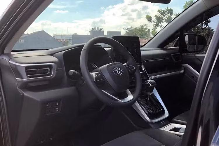 Không gian nội thất của Toyota Innova 2024 sở hữu thiết kế gọn gàng, trẻ trung và hiện đại hơn hẳn thế hệ tiền nhiệm. Vô-lăng của mẫu MPV 7 chỗ có thiết kế mới, tích hợp nhiều phím bấm điều chỉnh chức năng trên xe.