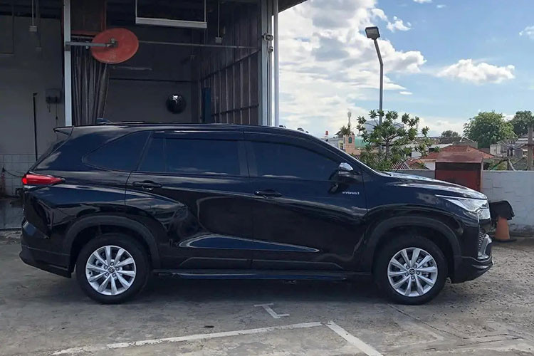 Toyota Innova 2024 bản hybrid sẽ được trang bị hệ truyền động bao gồm máy xăng 4 xi-lanh, hút khí tự nhiên, dung tích 2.0L kết hợp với một mô-tơ điện và hộp số e-Drive, tạo ra công suất tổng cộng 184 mã lực cùng mô-men xoắn cực đại 188 Nm.