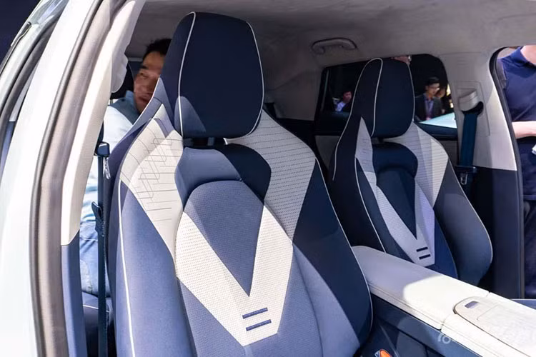 Nguồn cung cấp sức mạnh cho mẫu SUV OMODA 5 e-QUA điện của Trung Quốc này là mô-tơ điện mạnh 165 kW (khoảng 224 mã lực) và 400 Nm, cho phép xe tăng tốc từ 0-100 km/h trong 7,8 giây. Mô-tơ điện này kết hợp với pin có dung lượng 61 kWh, giúp xe có thể chạy 510 km sau khi sạc đầy pin.