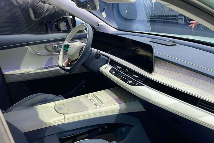 Không thua kém phiên bản máy xăng, OMODA 5 e-QUA cũng có 7 túi khí và những tính năng an toàn chủ động ADAS như cảnh báo điểm mù, cảnh báo phương tiện cắt ngang khi lùi hay phanh khẩn cấp tự động. Nhờ đó, xe có khả năng tự lái bán tự động cấp độ 2.