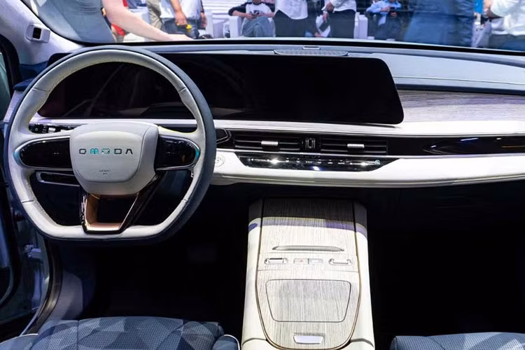 Tương tự ngoại thất, nội thất của OMODA 5 e-QUA cũng giữ lại thiết kế của phiên bản máy xăng. Tại đây, xe được trang bị vô lăng vát đáy, bảng đồng hồ kỹ thuật số nối liền với màn hình cảm ứng trung tâm và điều hòa chỉnh bằng cảm ứng. Tuy nhiên, xe có thêm cần số điện tử nằm sau vô lăng, gợi liên tưởng đến đối thủ Hyundai Kona EV 2024.