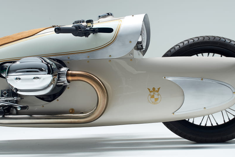 Để tăng tính cổ điển, R 18 Crown còn có các chi tiết được mạ chrome như bộ gác chân, cần số lùi, ống xả cắt vát thay thế cho nguyên bản, bảng đồng hồ ... Tông màu chủ đạo của R18 Crown là màu Sâm Panh (Champagne Platinum) và gỗ xà cừ tương tạo sự tương phản với nét cổ điển.