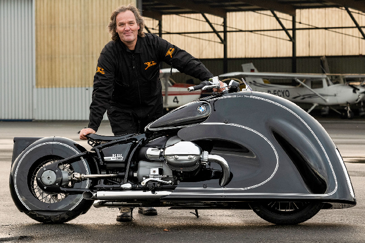 Ở thời đại 4.0 hiện nay, việc sử dụng phần mềm là quá bình thường, vậy nên Kingston Customs đã chọn phương pháp thiết kế thủ công theo cách truyền thống. Riêng phần khung nguyên bản được giữ lại. Sau khi định hình kiểu dáng, Oehlerking thực hiện chế tạo thân xe với các tấm nhôm dày 2mm và nửa thân dưới được kéo dài về phía trước, ôm lấy bánh xe; còn nửa thân trên thiết kế bao trùm phần đèn pha chính.