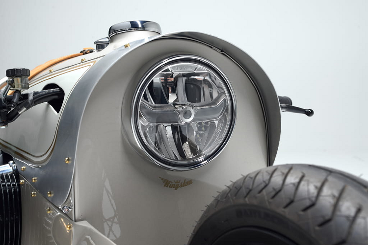 Phần yên bằng nhôm và bọc da lộn bên ngoài tạo cảm giác sang trọng và bổ sung thêm tay dắt phía sau. Chắn bùn sau và thanh đỡ được giữ nguyên bản, riêng đèn hậu và xi nhan được giấu kín đáo hơn.