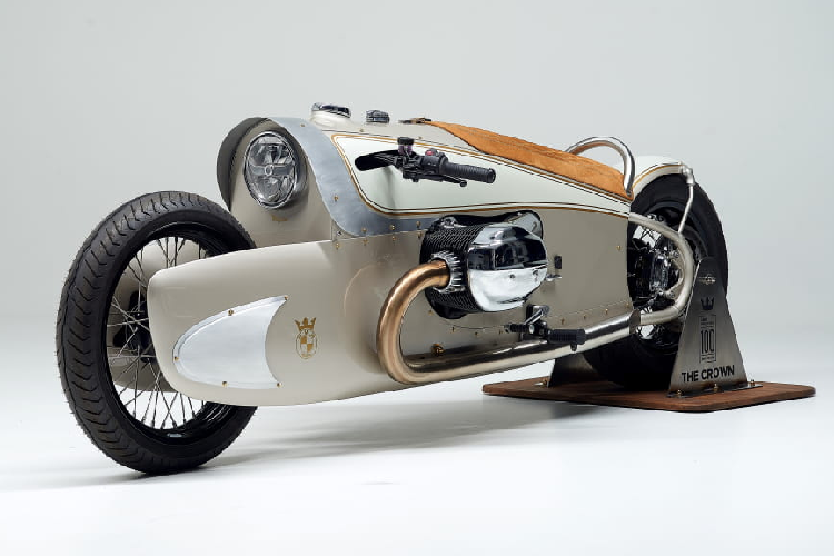 Chiếc BMW R 18 The Crown hàng độc này đã tiến xa hơn những kỳ vọng về sáng tạo của Dirk Oehlerking - người có niềm đam mê chế tác những chiếc mô tô cá tính cùng các cộng sự tại hãng độ Kingston Customs thực hiện nên tuyệt tác này.