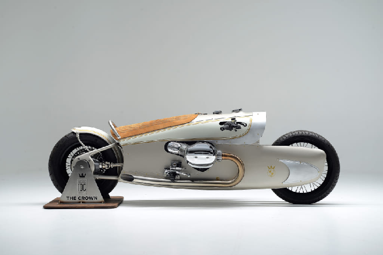 Trước đó vào tháng 1/2021, hãng độ Kingston Customs đã giới thiệu bản độ đầu tiên của BMW R18 với tên gọi "Spirit of Passion". Đến tháng 7 năm 2023, để đánh dấu kỷ niệm 100 năm thành lập BMW Motorrad, Oehlerking đã tạo nên R18 The Crown. BMW R18 Crown thể hiện rõ 3 yếu tố tương lai, nghệ thuật và tính khí động học. Các chi tiết của xe được hoàn thiện chính xác, thân xe được tạo hình thủ công tỉ mỉ và các chi tiết nhỏ nhất.