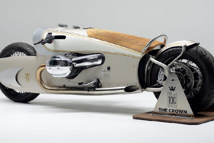 Nửa thân sau mang hình dáng thon gọn và kết thúc đường nét bằng đường vòng cung ôm lấy bánh sau. Phần gắp và trục các đăng nguyên bản được lộ ra một cách tinh tế. Bình xăng có dung tích 8 lit với tạo hình liền khối. Đặc biệt những đường chỉ trang trí ở bình xăng liên tưởng đến những chiếc BWM cổ điển. Tăng sự nổi bật ở hông xe là logo Kingston Custom và BMW đầy tinh tế và được hãng độ bắt vít đồng.