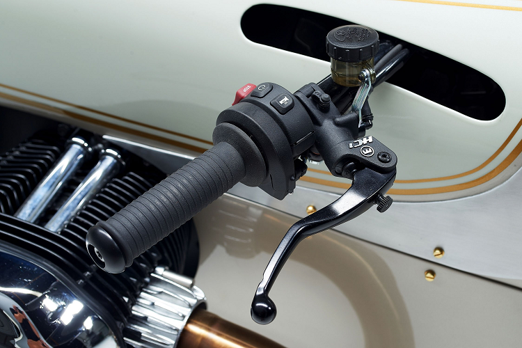 Ghi đông được thiết kế riêng và nâng cấp hệ thống giảm xóc trước của Wilbers. Bộ mâm nguyên bản của R18 được giữ lại cùng với giảm xóc sau. Hệ thống phanh và côn dầu của bản độ R18 Crown của hãng Magura. Bên cạnh đó, một số trang bị nguyên bản được giữ lại như cụm đèn pha tròn LED, khối động cơ Boxer được cắt tỉa ăn khớp với ngoại hình tổng thể chiếc xe.