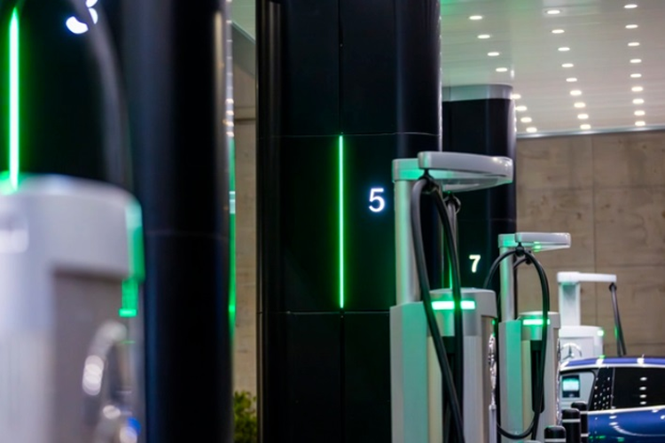 Theo Mercedes-Benz, tùy thuộc vào khu vực triển khai, các trạm sạc riêng biệt của công ty sẽ cung cấp công suất sạc tới 400 kW, được kết nối với các xe điện bằng các đầu nối CCS1, CCS2, NACS hoặc GB/T. Với công suất sạc nhanh này, xe điện có thể đạt được từ 10 lên 80% pin chỉ trong chưa đầy 20 phút.