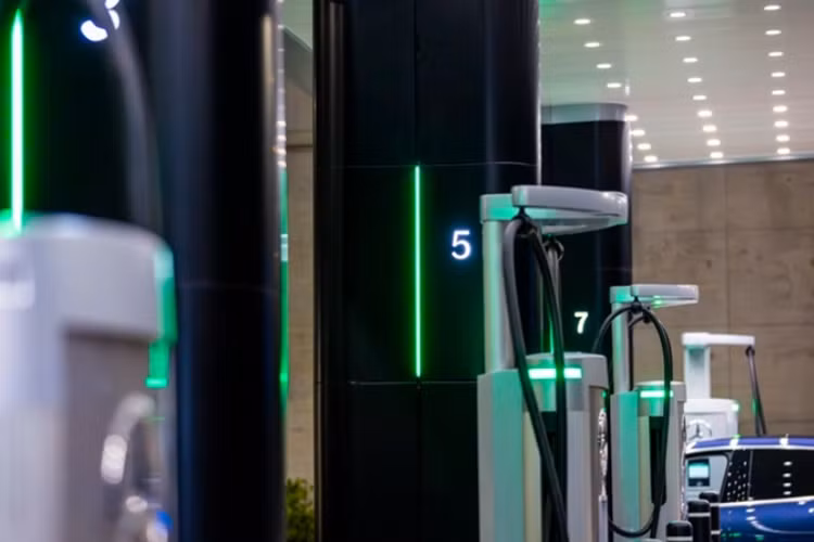 Theo Mercedes-Benz, tùy thuộc vào khu vực triển khai, các trạm sạc riêng biệt của công ty sẽ cung cấp công suất sạc tới 400 kW, được kết nối với các xe điện bằng các đầu nối CCS1, CCS2, NACS hoặc GB/T. Với công suất sạc nhanh này, xe điện có thể đạt được từ 10 lên 80% pin chỉ trong chưa đầy 20 phút.